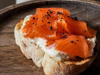 Брускетта со страчателлой и лососем (90г)