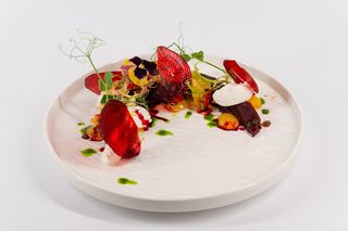 Салат с запеченной свеклой и козьим сыром с апельсиновым супремом (250г)