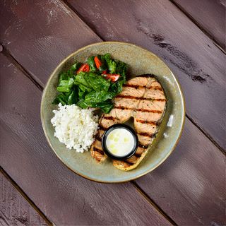 Стейк из семги с микс салатом и рисом басмати (570г)