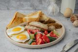 Яичница с колбаской и салатом (250г)
