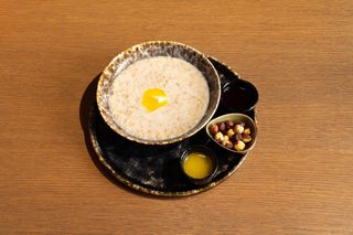 Овсяная каша с ягодами и орехами (250г)