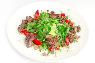 Теплый салат с телятиной в йогуртовой заправке (280г)