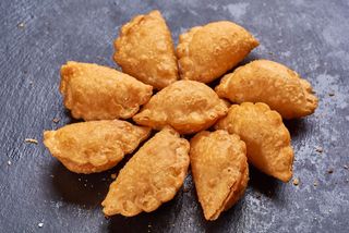 Мини чебуреки с томатной сальсой (250г)