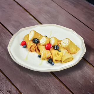 Блины с творогом, сгущёнкой и лесными ягодами(440г)