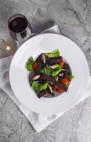 Салат С Мидиями И Чесночными Гренками (250 г)