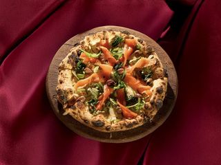 Пицца с лососем и шпинатом (400г)