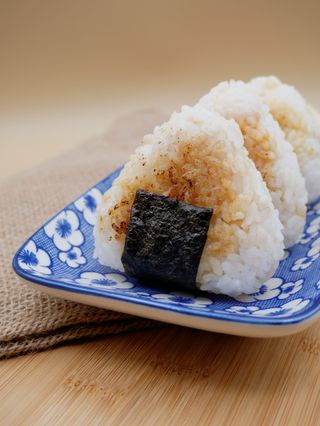 51 Onigiri tartare di salmone 1 pezzo