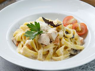 Фетучини с курицей и грибами (330г)