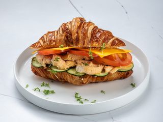 Круассан с куриной грудкой (400г)