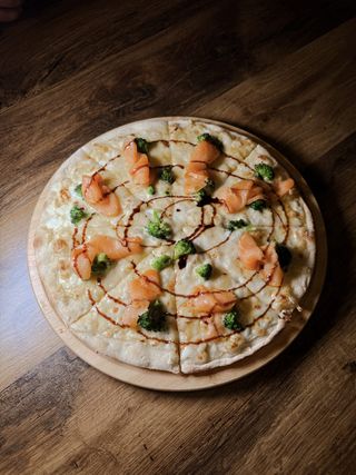 Пицца с слабосоленной семгой и брокколи (29см/180г)