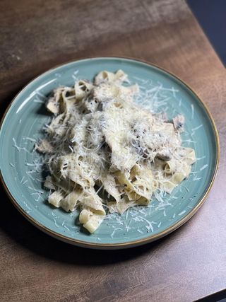 Паста с курицей и грибами (280г)