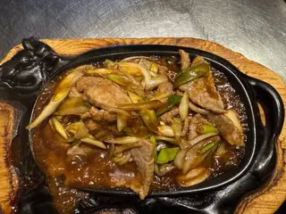 55b. Manzo con porri alla piastra