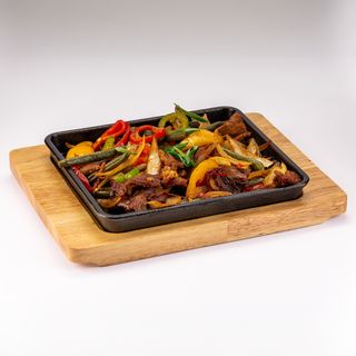 Говядина в жаровне с овощами (320г)