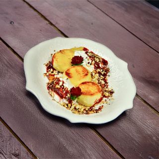 Сырники с ягодным муссом и жареным орехом кешью(370г)