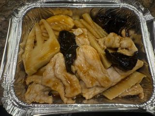 59. Maiale con funghi e bambù