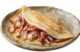 Блинчик с картофельным пюре и жаренной индейкой + сметана (320г)