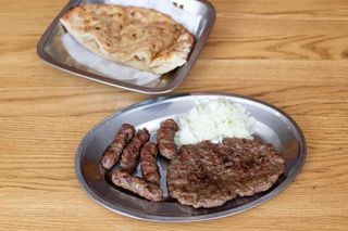 5 ćevapa + 1/2 pljeskavice