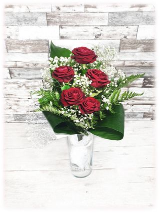 5 Rose rosse con velo da sposa