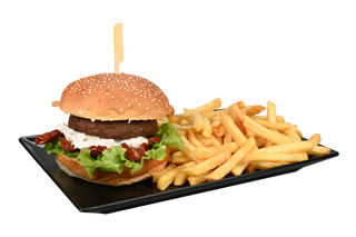 Hamburger mediterraneo con patatine