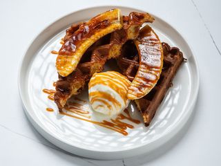 Вафли с бананом и карамелью (350г)