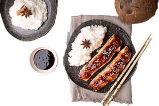 63g Chirashi riso con salmone grigliato in salsa unaghia