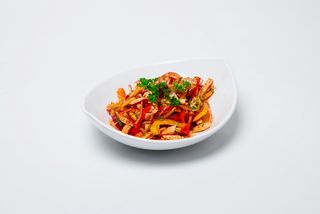 Курица с овощами в остром соусе (350г)