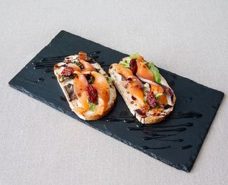 Брускетта с семгой и нежным сливочным сыром (110г)