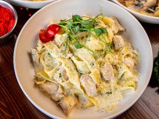 Фетучини с курицей и грибами (300г)