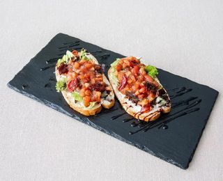 Брускетта с томатами и нежным сливочным сыром (140г)