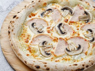 Пицца с ветчиной и грибами (500г)