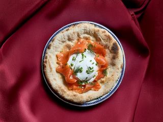 Лепешка с форелью и яйцом пашот (280г)