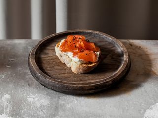 Брускетта со страчателлой и лососем (100г)