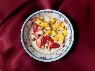 Овсяная каша с манго и клубникой (270г)