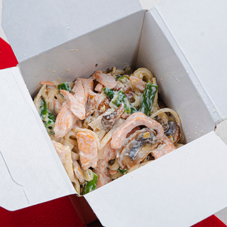 WOK с лососем в сливочном соусе (400г)