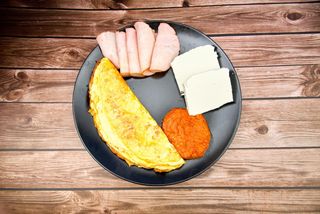 Omlet sa pečenicom