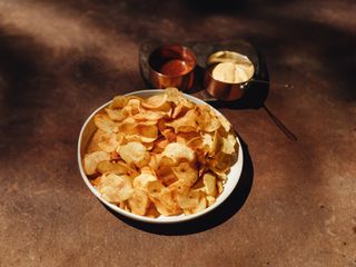 Домашние чипсы и томатная сальса (350г)