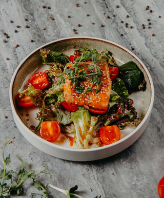 Салат с форелью (320г)