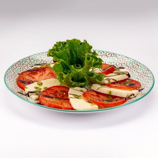 Брынза с томатами и соусом песто (200г)