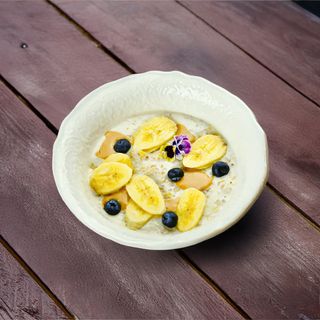 Овсяная каша с арахисовой пастой, бананом и ягодами(310г)