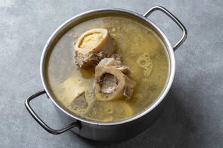 Говяжий бульон с мозговой костью (400мл)