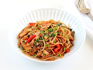 Курица в соусе терияки с пшеничной лапшой и овощами (300г)