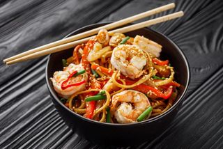Креветки в кисло-сладком соусе с пшеничной лапшой и овощами (300г)