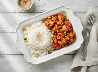 Курица в кисло-сладком соусе с рисом и овощами (300г)