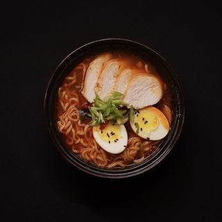 Рамен с говядиной/креветками/курицей/сыром (300 г)