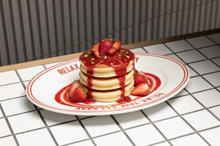 Панкейки с каубничным соусом (370г)