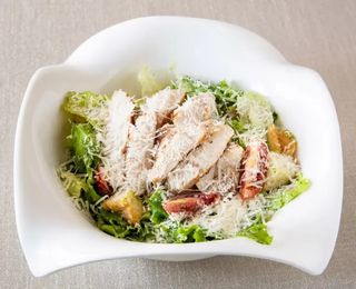 Салат Цезарь с беконом и куриной грудкой (330г)