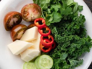 Свежие овощи с сыром и зеленью (350г)