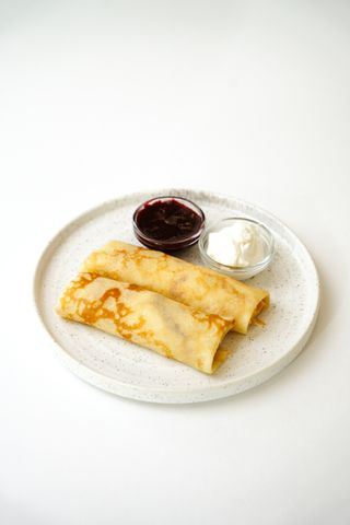 Блины с творогом, сметаной и ягодным соусом (300г)