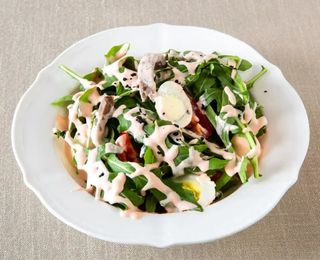 Салат с говяжьим языком и рукколой (260г)