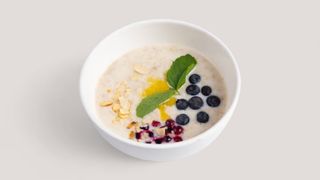 Овсяная каша с сезонными фруктами(300г)